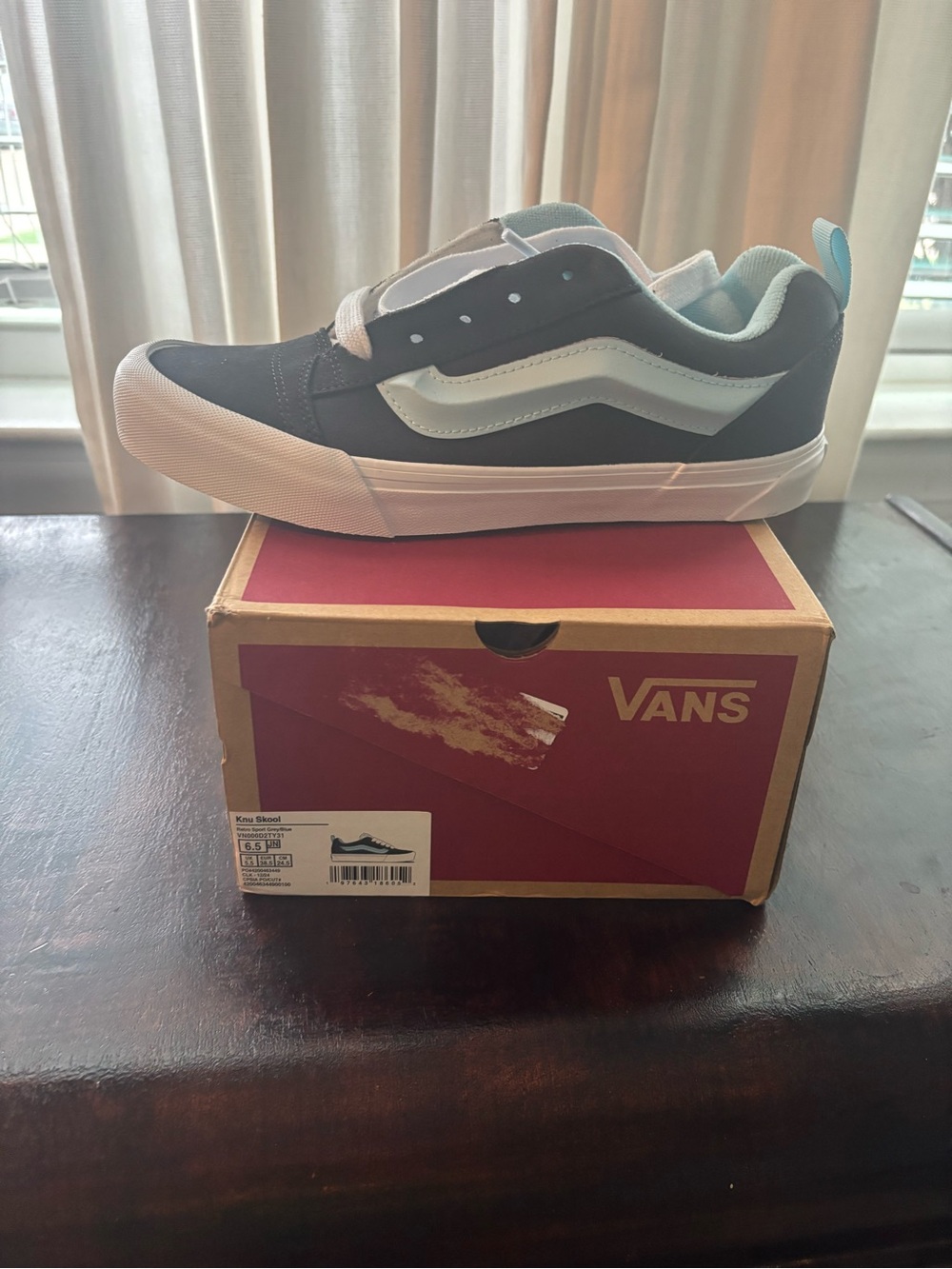 Vans youth or women’s navy blue, light blue, White Low-Top Skate Shoes Knu Skool